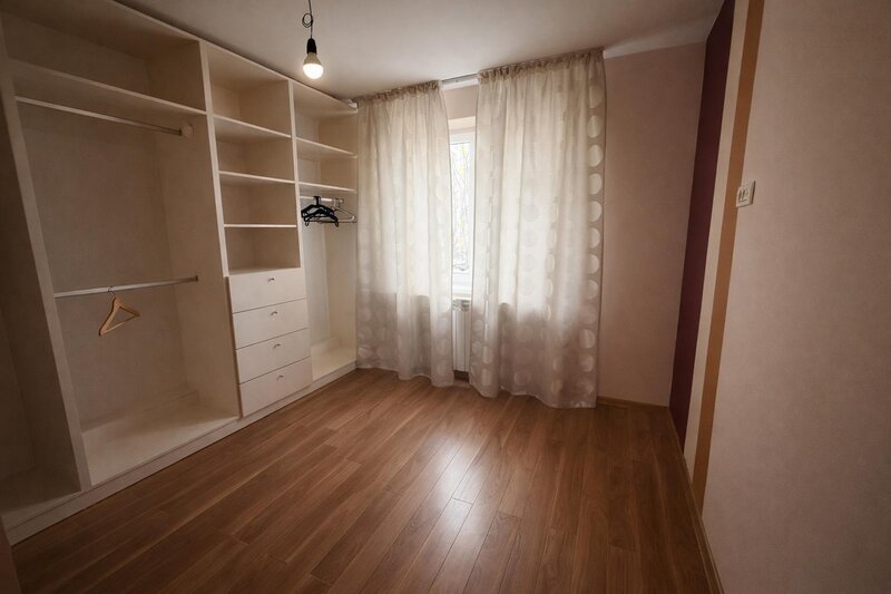 Modoran Ene nr. 7, Piata Rahova, de vanzare ap. 3 camere.